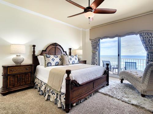 Un pat sau paturi într-o cameră la Luxury Beachfront Malibu Condo on 7th Floor ~ Close to Shopping Dining ~ Malibu 703