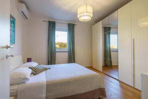 une chambre avec un lit et une grande fenêtre dans l'établissement La casina dei Praticelli, à Castelfiorentino