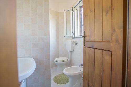 une salle de bain avec toilettes et lavabo dans l'établissement La casina dei Praticelli, à Castelfiorentino