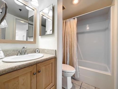 Un baño de Ocean View with a beachfront pool at Ocean Trillium Condo ~ 704