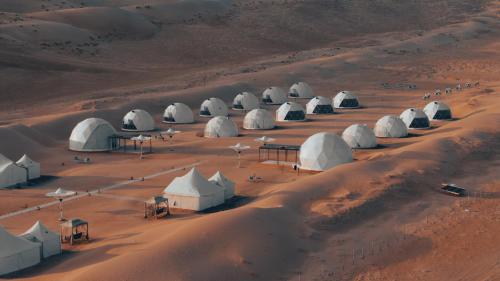 uma vista aérea das cúpulas no deserto em Luxury Desert Camp em Al Wāşil