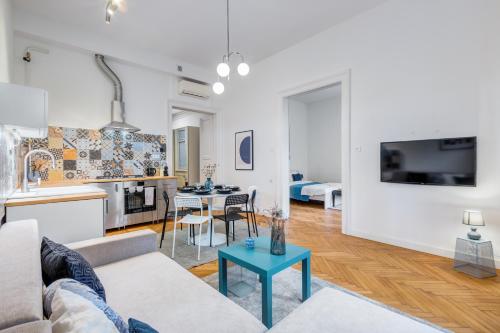 uma sala de estar com um sofá e uma mesa em Szondi Residence em Budapeste