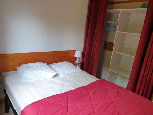 um quarto com uma cama grande e um cobertor rosa em Camping Fraiteux em Plombières-les-Bains