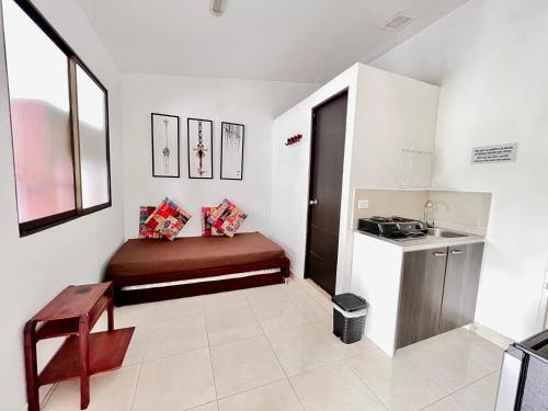 Habitación pequeña con cama y lavamanos en Lindo Apartaestudio Centro Pereira, en Pereira