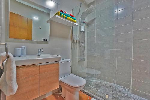 een badkamer met een toilet, een wastafel en een douche bij InHome Apartment in Cabo Negro