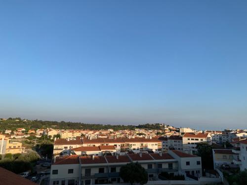 a view of a city with houses at Girassol apartamento in Alcabideche