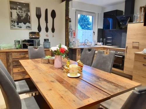 drewniany stół w kuchni z krzesłami i stołem w obiekcie Exklusive Dorfpension mit Pool und Sauna w mieście Lage