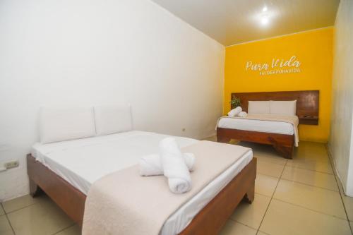 Ένα ή περισσότερα κρεβάτια σε δωμάτιο στο Puntarenas Bed & Coffee by Aldea