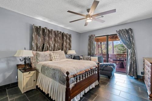 1 dormitorio con 1 cama y ventilador de techo en My Happy Place-Games, Lakeside, & Scenery Views, en Hot Springs
