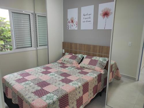Una cama o camas en una habitación de Residencial Ibiza em Ubatuba