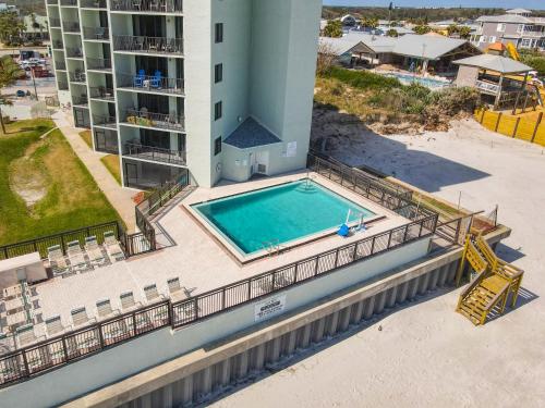 Bazén v ubytování Beachfront with a pool at Ocean Trillium Condo ~ 101 nebo v jeho okolí