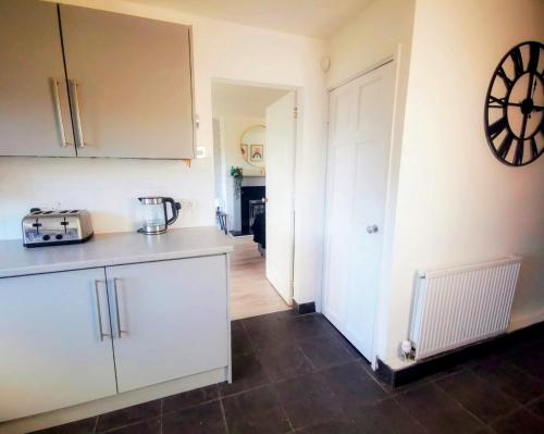 Gallery image of No 7 - Bright, Spacious 3 Bed Home with Parking & WiFi in Huyton with Roby