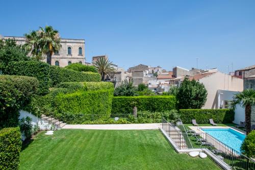 a view of a garden with a swimming pool at Villa Del Lauro in Ragusa