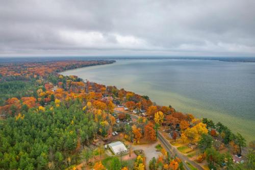 Φωτογραφία από το άλμπουμ του Houghton Lake Vacation Rental - Walk to the Water! σε Houghton Lake