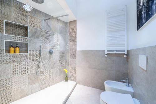 Un baño con ducha, inodoro y lavabo. en [Navigli-Duomo] Sweet22 Luxury OpenSpace, en Milán