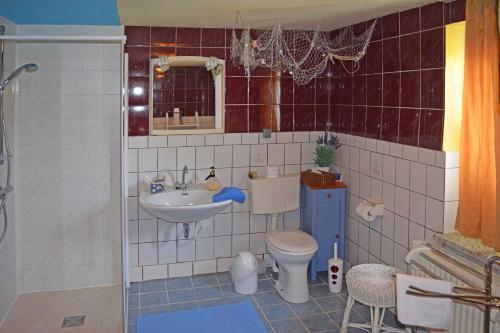 a bathroom with a toilet and a sink at Ferienwohnung Bömitz in Bömitz