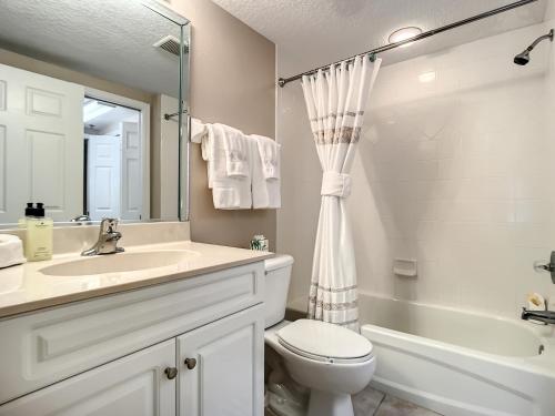Un baño de Luxury Fountain View Oceanwalk Condo Seconds to Beach and Pool. OW11-205