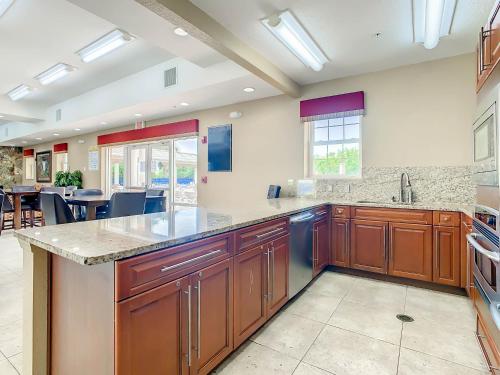 Una cocina o zona de cocina en Luxury Fountain View Oceanwalk Condo Seconds to Beach and Pool. OW11-205