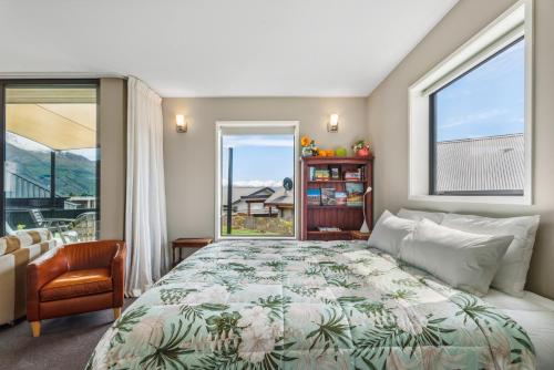 Postel nebo postele na pokoji v ubytování Landsborough Lane - Wanaka Holiday Studio