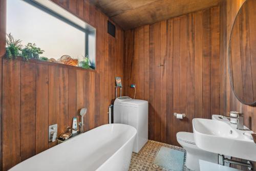 Koupelna v ubytování Landsborough Lane - Wanaka Holiday Studio