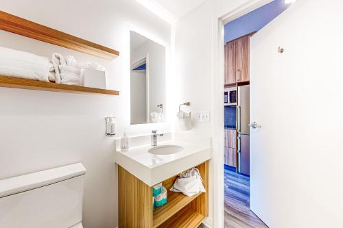 uma casa de banho com um lavatório e um WC em Canyons Resort Village #304 em Park City