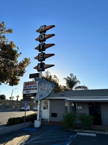 a traffic light in front of a motel at Pala Motel in Pomona