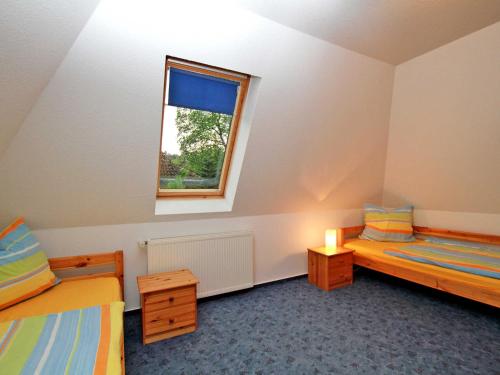 マルヒョーにあるFerienhaus am Klostergrundのベッド2台と窓が備わる客室です。