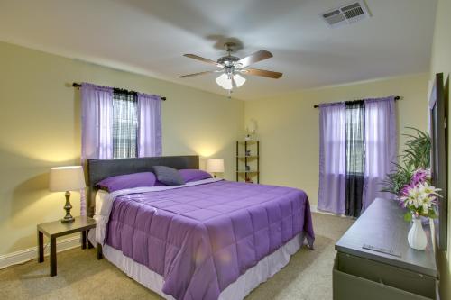 Postel nebo postele na pokoji v ubytování Donaldsville Vacation Home Near Mississippi River