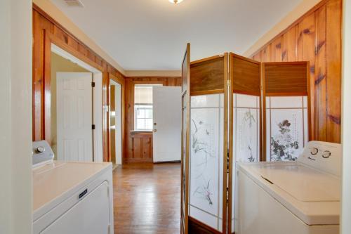 Koupelna v ubytování Donaldsville Vacation Home Near Mississippi River