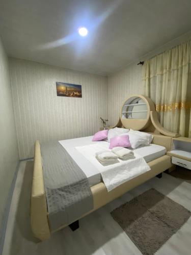 Schlafzimmer mit einem großen Bett mit rundem Kopfteil in der Unterkunft City Appartementen New Nickerie - 4-6p in Nieuw Nickerie