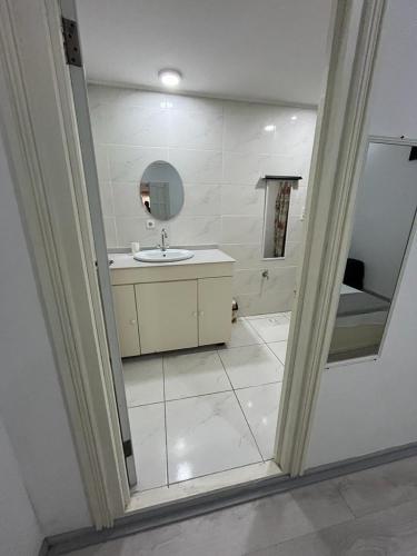 a bathroom with a sink and a mirror at City Appartementen New Nickerie - 4-6p in Nieuw Nickerie