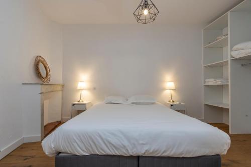 Un ou plusieurs lits dans un hébergement de l'établissement Les Suites R Bonaparte - Appartements de standing au cœur de la vieille ville piétonne