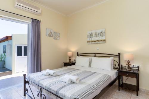 a bedroom with a bed with towels on it at Amarlia Villa in Skaleta