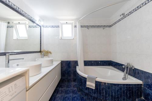 a bathroom with two sinks and a bath tub at Amarlia Villa in Skaleta