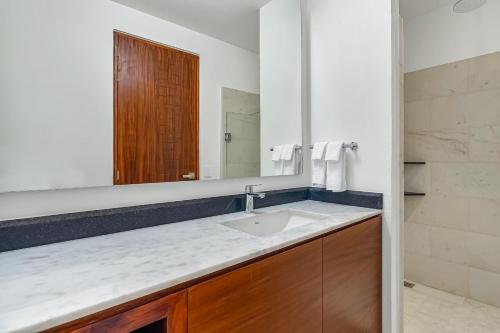 La salle de bains est pourvue d'un lavabo et d'un miroir. dans l'établissement V Golf 601, à Puerto Vallarta