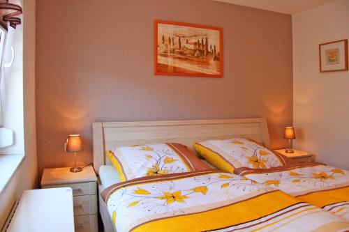 two twin beds in a bedroom with two lamps at Ferienbungalow Brigitte in Spandowerhagen