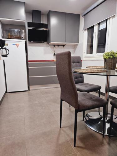 eine Küche mit einem Tisch und einem Kühlschrank in der Unterkunft Finca Marquesa in Vigo