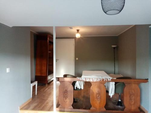 una sala de estar con una mesa y una habitación con una habitación en Feel at home in Warre, Durbuy, en Durbuy