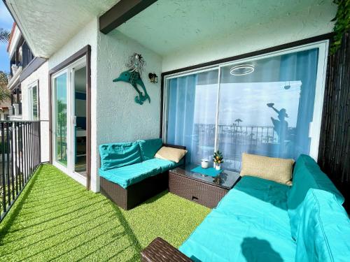 Χώρος καθιστικού στο SurfView VR - Best Ocean and Pier View, 5 mins to Beach, Cozy Patio, Pet Friendly