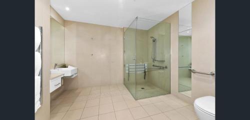 ein Bad mit einer Dusche, einem WC und einem Waschbecken in der Unterkunft York Cove Hotel in George Town