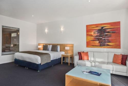 מיטה או מיטות בחדר ב-York Cove Hotel
