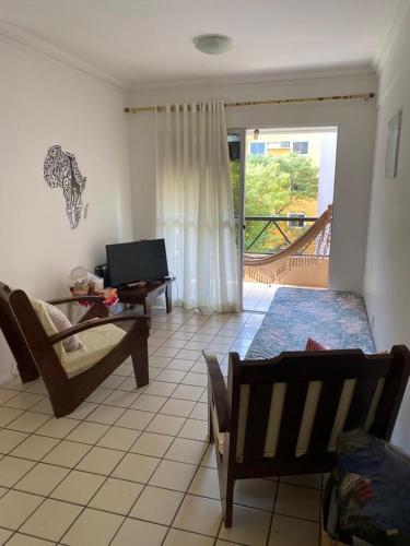 ein Wohnzimmer mit einem Sofa und einem Tisch in der Unterkunft Hospedagem para temporada in Recife