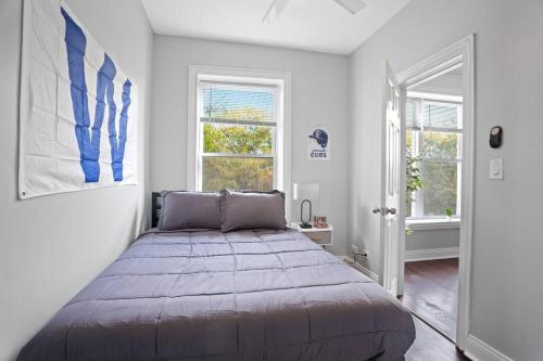 1 dormitorio con 1 cama grande en una habitación en Game Day Getaway - 3BR in Vibrant Wrigleyville, en Chicago