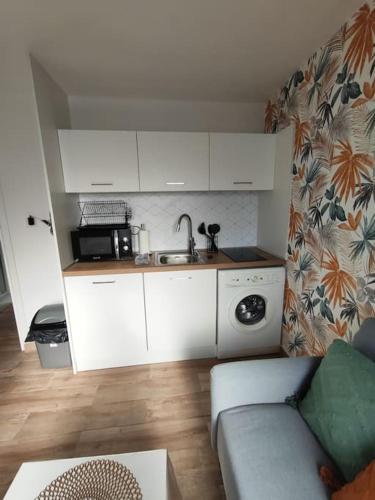 une petite cuisine avec un évier et un canapé dans l'établissement V13 Idéal Pro, Université, Evalley, proche grands axes, à Cambrai