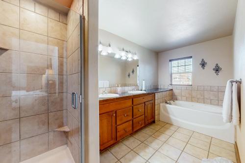 La salle de bains est pourvue d'une baignoire, d'un lavabo et d'une douche. dans l'établissement Relaxed on Redstone, à Park City