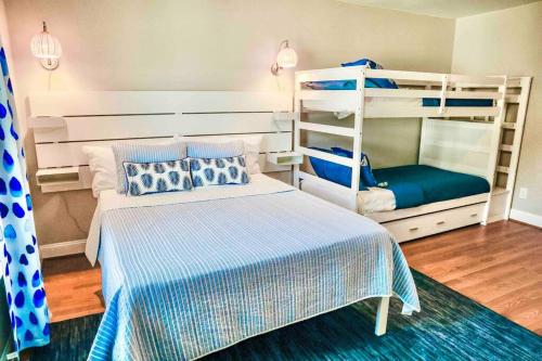 - une chambre avec 2 lits superposés et un lit bleu et blanc dans l'établissement Inactive listing, à Savannah