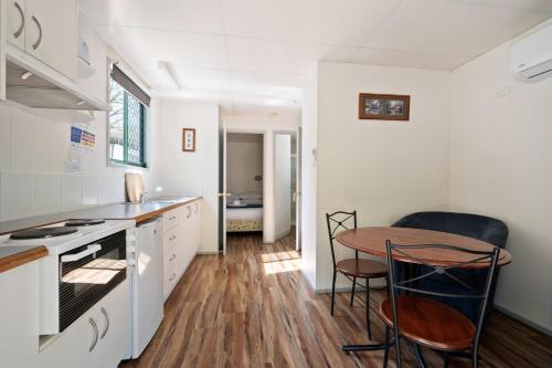 a kitchen with a table and chairs in a room at Bright Accommodation Park in Bright
