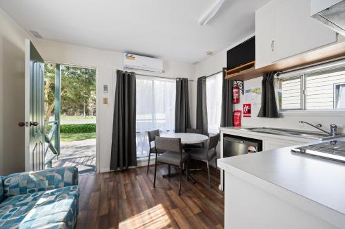 a kitchen and dining room with a table and chairs at Bright Accommodation Park in Bright