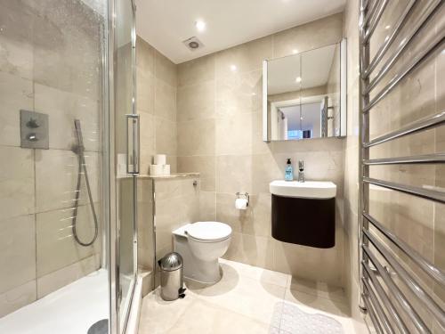 a bathroom with a toilet and a sink and a shower at VIP SERVICED APARTMENTS LONDON ExCELLENT LOCATION GREAT PRICE in London