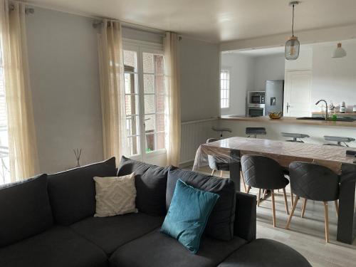 un salon avec un canapé et une table dans l'établissement Villa Reine du Sud proche des Grands Buffets, à Narbonne